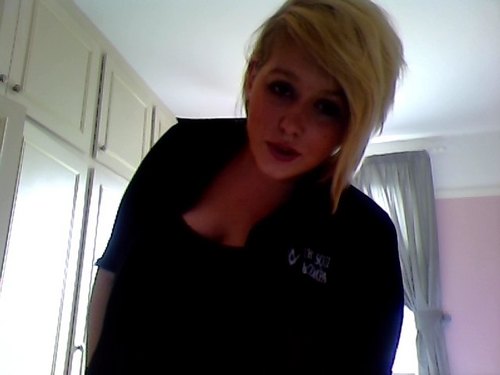 Hannah, 16. I'll follow back if you look cool, mwah!