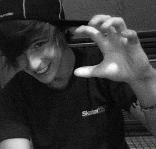 Aquariano, 16 anos , religioso, twitteiro, garotas, doritos, coca, sociável, viciado em festas, maduro para poucas coisas, follow-me? = $