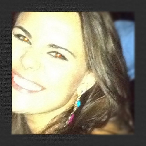 A Jhulie Campello é uma pessoa muito gentil,legal,alegre,linda,amo a personagem dela na novela(Maria)!TE AMO Julhie Campello!!