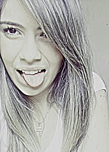 Por trás desse sorriso existem #dores que você nem imagina, por trás desse olhar existem #lágrimas que sempre vão rolar quando a noite chegar.