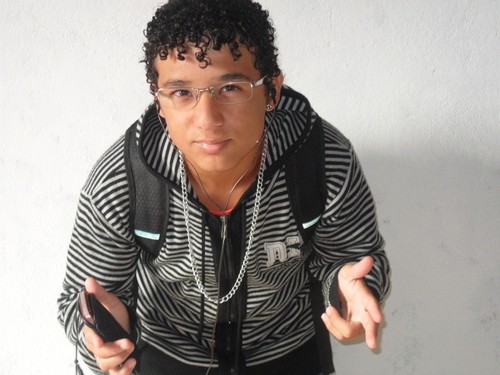 160 caracteres não vão me descrever. Me siga, eu não mordo, mas se vc quiser... :)