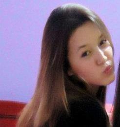 a menina que aos poucos foi trocando barbie por maquiagem,
trocando seu mundo de sonhos pelo da realidade.
hoje  vida segue em frente, o passado não importa