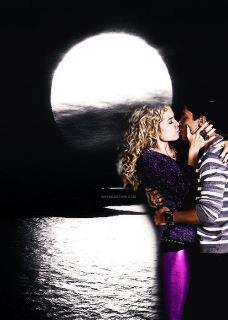 E é aí q vç  percebe  qto é grande  esse AMOR,e q ñ importa oq aconteça ele permace e só aumenta a cada dia ::: @Lua_Blanco e @Aguiarthur Since:02/11/2011