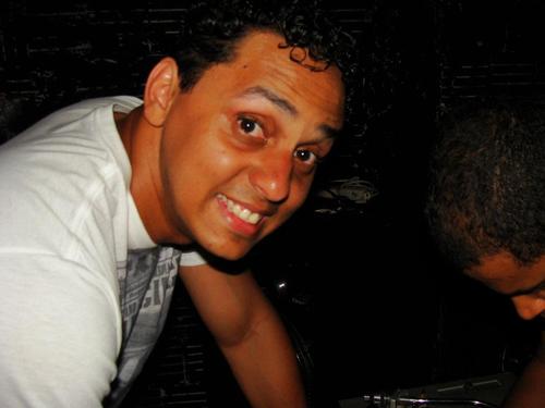Brasileiro,natural do Rio de Janeiro,DJ,amante da boa musica eletrônica,Tecnico Contabilista,e amo o que eu faço!