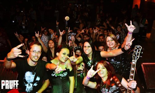 FCO dedicado a @AvevRock  @Amanda_avev @vivi_avev @day__avev @Drake_Avev @thais_avev http://t.co/yt2xGL2q3X Criado dia 25/10/11