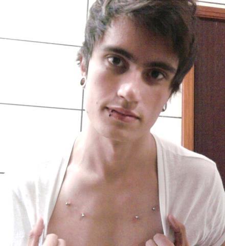 Finge que me esqueceu, some igual quem não quer, bate a saudade e volta me pedindo um cafuné...