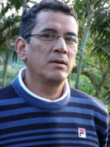 Formado em Ed. Física (UFSC)  Especializações nas IES (UDESC/UNIPLAC/Unb).
Torcedor do Inter de Lages e defensor das causas ligadas ao esporte e à natureza.