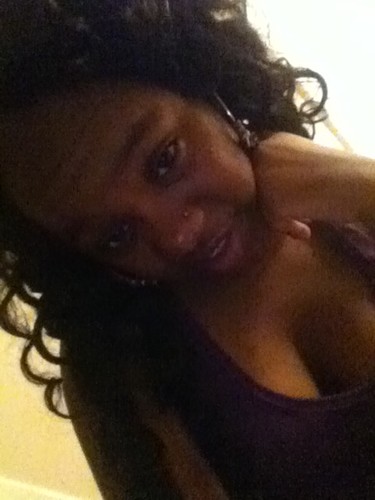 , follow my fav COUSIN : ) @est_022711