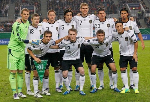 chrisna_00's profile picture. Tak perlu ada tangisan lagi, anggap saja telah kering air mata ini, biarlah hujan pergi dan lihatlah pelangi