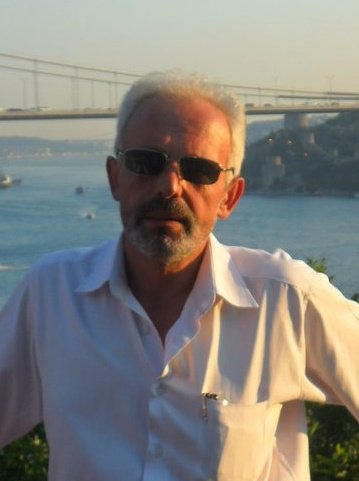 Emekli öğretmen ve halen özel bir ana okulda müdür.