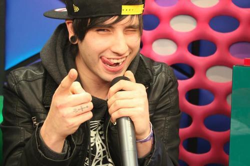 @Radicalroots Oficializa e segue eu ? Te amo *-*  Since: 28/08/2011 Dona: @himynameissara_    I'm Portuguesaa * Hello (: