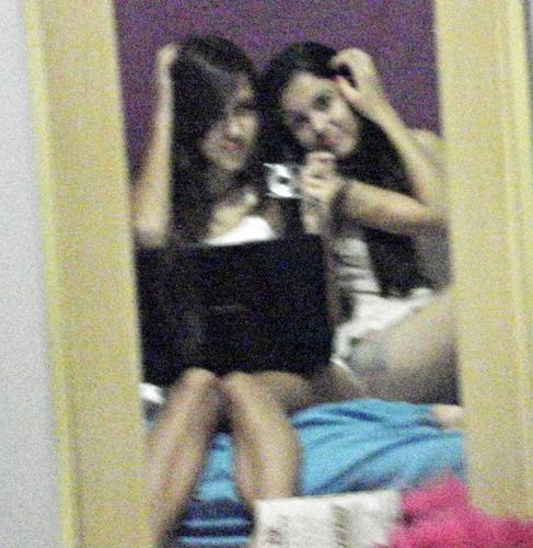 Amiga , feia , boba , louca , burra , mineira.  Viciada em @instagram.   Amo @onedirection .     E minha comida favorita é Temaki   :3  .    Sou a @AnnyQueiroz_