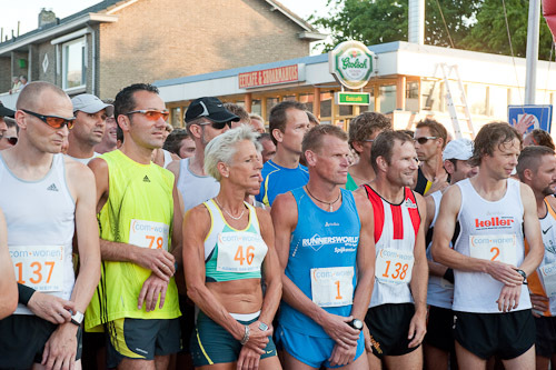 Prestatieloop in Capelle-West, 8e editie. Dit jaar op dinsdagavond 18 augustus. Deelnemers kunnen kiezen uit vier afstanden; 1 - 2 - 5 & 10 Km