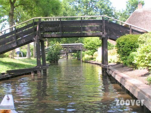 sinds 1270 bestaat giethoorn uit veel grachtjes en bruggen, film Fanfare is hier opgenomen 1958 en nu is het een gezellig dorp om te wandelen en te varen