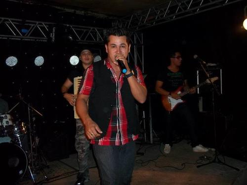 sou um cara gente boa procurando contatos profissionais com relaçao musica e shows,   entao  amigos tbn sempre serao bem vindos !!!!