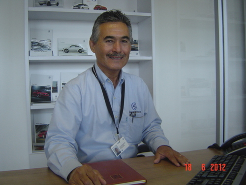 Vendedor profesional de automóviles de la marca VOLKSWAGEN, felizmente casado, con tres hijos y cinco hermosas nietas.