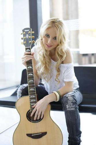 Twitter Oficial de la cantante chilena Nicole Natalino