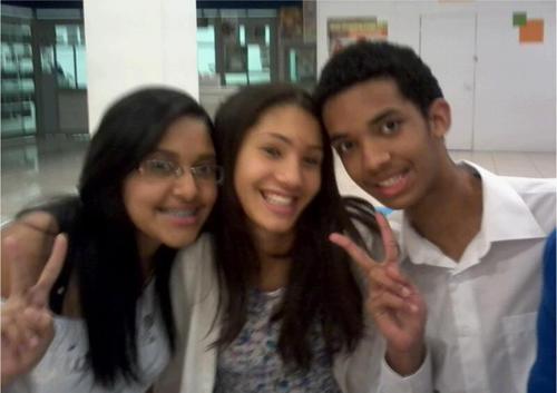 O meu jeito incomoda os outros,
Mas eu nem ligo...
Sou o que sou e quem não estiver feliz...
QUE SE MATE!!!
NÃO VIM PRO MUNDO PRA AGRADAR NINGUEM!!!