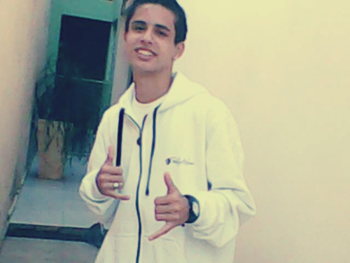 tenho esse meu jeito de moleque,mala kkk,diferente,e varias outras coisas,se nao gosta de boa sempre vai ter um q vai gostar e o que interessa que eu sou feliz
