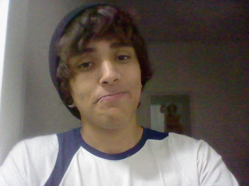 Vagabundo , Gordo , bagunceiro ,arranhador de violão e dorminhoco.
ps: Mas é um cara legal !