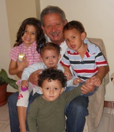 Profesor de alma y vocación, enamorado esposo, excelente padre, entregado abuelo