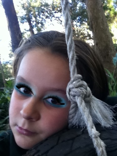 hey yes it's me from youtube DotMakeUp make sure to follow me !!
