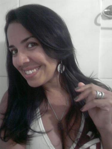 Gosto quando me chama de menina
Quando chega de repente
E me enlaça, suavemente 
Me deixando arrepiada ...