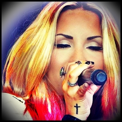 Cair mais #StayStrong e se levantar como um #Skyscraper e se tornar #Unbroken ! Always Lovatic ... ∞  ✞