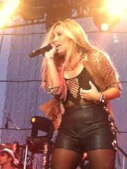 meu mundo @ddlovato s2---------------------- SO NO @stephanieuliana