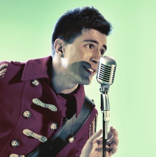 Vocalista e guitarrista da banda Restart

http://t.co/xs1HttrbWn