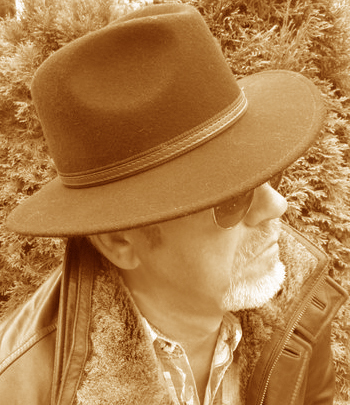 JohnMaylynn's profile picture. Schriftsteller, Lebenskünstler, Outsider, Globetrotter, Tierliebhaber - Ich bin, wie ich bin.
Mein Werk: Satans Erbe