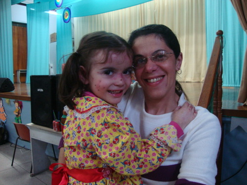 Sou a mãe da Mariana, criança especial, esperta, inteligente, feliz..que luta contra essa doença como poucos adultos fariam!!!!