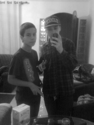 Tenho 13 anos,anda de skate a 1 ano e pouco,minha banda favorita é rage against the machine e Blink 182, Curto muito The Walking Dead e Sobrenatural...