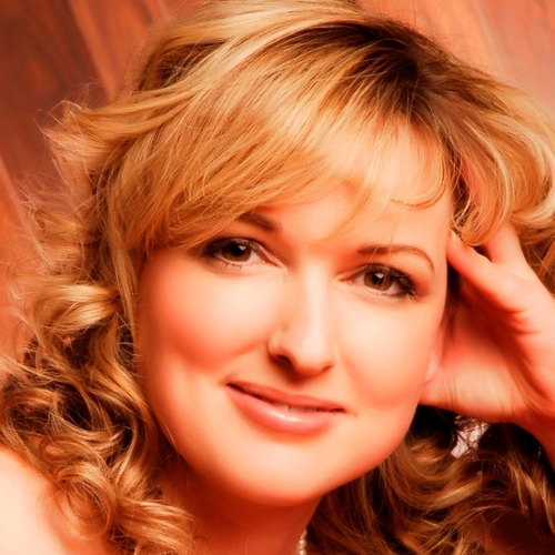 Freelance Opera/Concert singer, lyric soprano and occasional baker of cakes