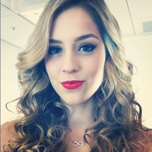 Eu sou muito fã da @sophiaabrahao, ela é a minha, amo muito ela! Me siga gente, sigo de volta.