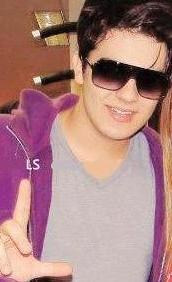 Se ñ for muito, preste atenção no me sorriso quanto te ver, ele será o mais sincero q já dei... → @luansantana  TE VIVO