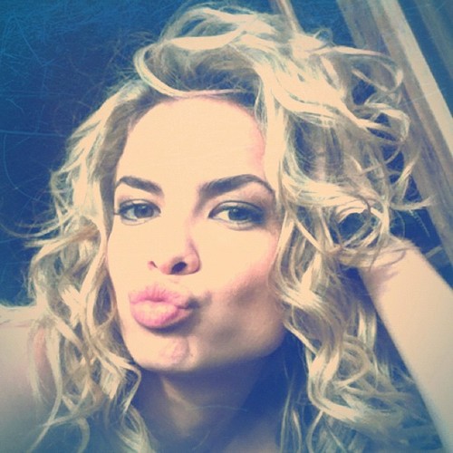 HOJE afirmo que eu tenho uma vida de verdade e motivo suficiente para ser feliz.Me sinto completa e posso seguir adiante porque Deus me deu voce. @Lua_Blanco s2
