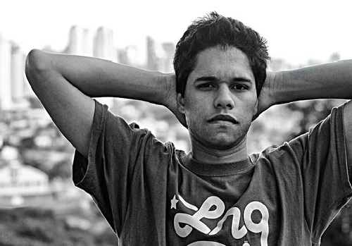 Apenas um rapaz latino americano