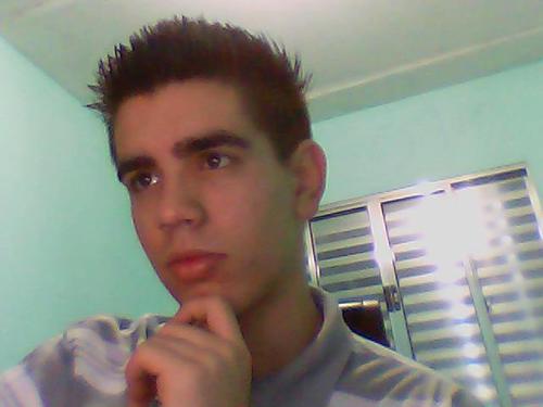 15 anos, estudante,goleiro, toco instrumentos como  violão,a procura da pessoa certa e sigo quem me seguir.