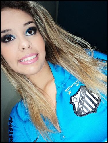 A luz que me guia , é bem mais forte que os olhos que me cercam ! Deus ♥