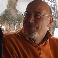 Sono un padre, un marito e un ex-insegnante, felice di essere un patito di politica e di sport.
Ho svolto incarichi pubblici a livello comunale e provin