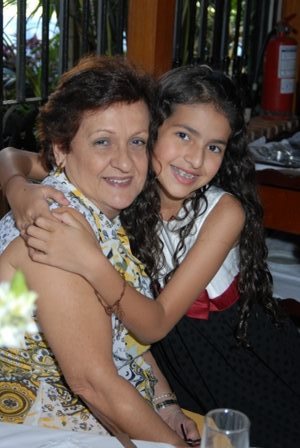 Nací en Caracas, soy docente de profesión y de corazón, aunque ahora tengo mas recuerdos que sueños me encantan los momentos mágicos.