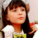 Finjo ser uma garota sem coração,não recebe atenção dos pais.Sempre com fone,suas posseiras e o all star;adoro meus cabelos,pele clara;madura;simpática.13 Anos.