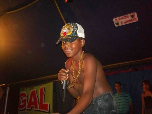 MENINO QUE VEM CONTAGIANDO   O MUNDO TODO  COM SEU TALENTO, HUMILDADE E CARISMA.