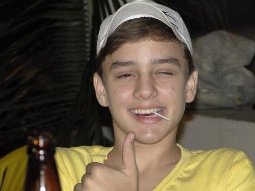 Preguiçoso, feio, pseudo-intelectual, duro e a pé.