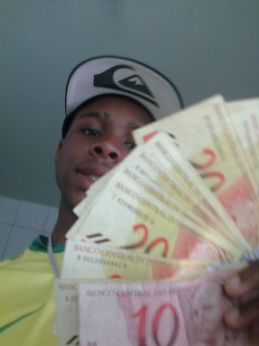 Nãaao entendee Oqe euu soo Naao entende Oqe eu faaço , Naao entende a miinha door E neem as lagriimmas doo Palhaaaço .
