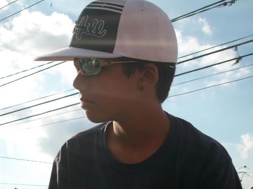 16 anos , solteiro,gosto de andar  de skate,so de capricornio,não sou siumento quer saber mais de min so me seguir que vc vai saber ! me chama de Pipoka