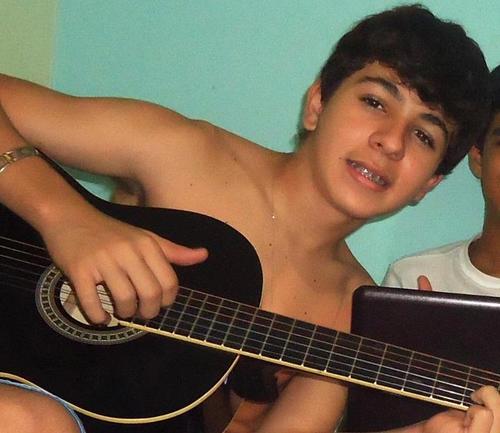 Eles dizem que é impossível encontrar o amor sem perder a razão... Mais pra quem tem pensamente forte, o impossível é uma questão de opinião, e disso os loucos