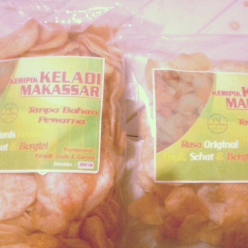 Cemilanmakassar's profile picture. Kripik keladi tersedia dengan 2 rasa: manis pedas, dan original. Bisa menemani kalian saat berbuka puasa dan sahur.