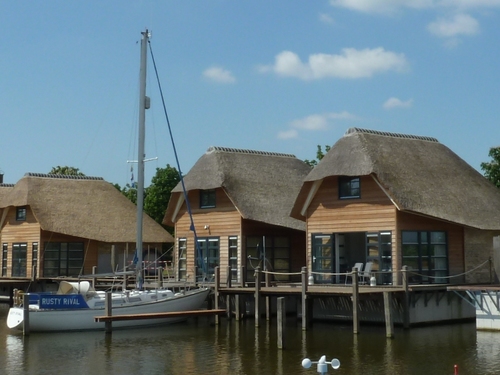 7 waterwoningen aan het open vaarwater van het Deltagebied. Eigen grond en ligplaats voor uw boot (12 m). Iedere zaterdag in februari geopend van 11 tot 16 uur!